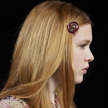 Imagen secundaria 1 - Tenemos que hablar del espectacular peinado rejuvenecedor años 70 que va a arrasar esta primavera y que es muy fácil de hacer