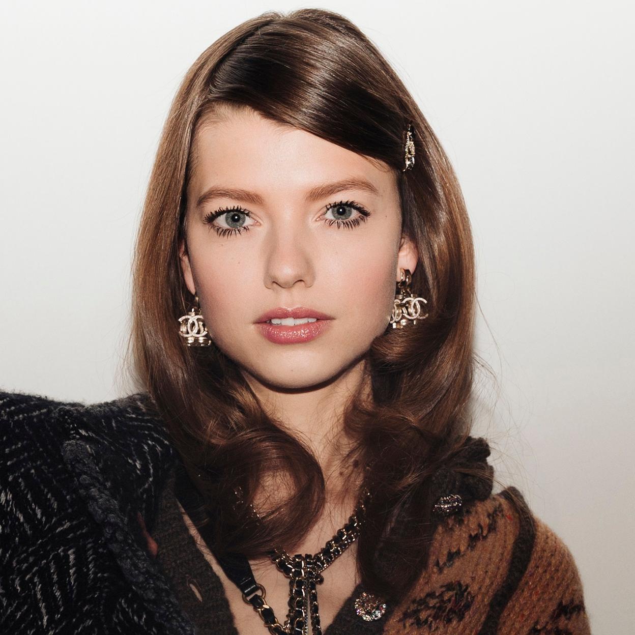 Pincha en la imagen para descubrir los mejores peinados de Carlota Casiraghi que sientan de maravilla y que le vamos a copiar esta temporada.