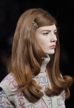 Imagen secundaria 2 - Tenemos que hablar del espectacular peinado rejuvenecedor años 70 que va a arrasar esta primavera y que es muy fácil de hacer