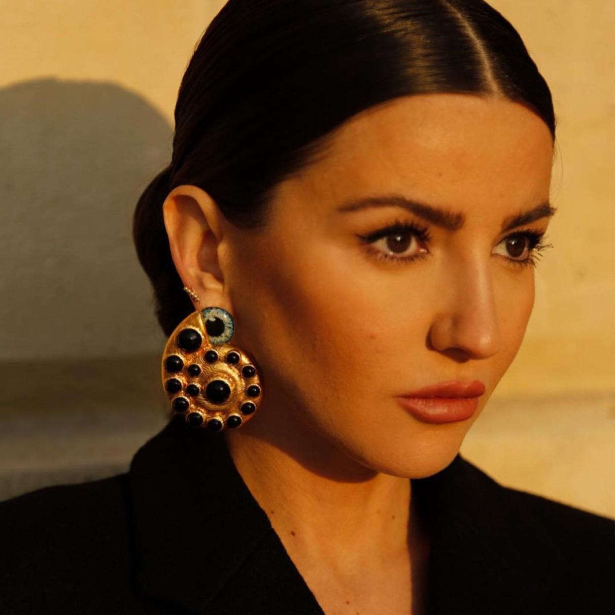 Pincha en la imagen para ver los 22 sérums faciales perfectos para empezar a utilizar a partir de los 50 años.