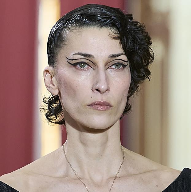 Imagen principal - Cómo hacer el eyeliner fácil y tendencia que levanta el párpado caído y que ha arrasando en Instagram y el street style