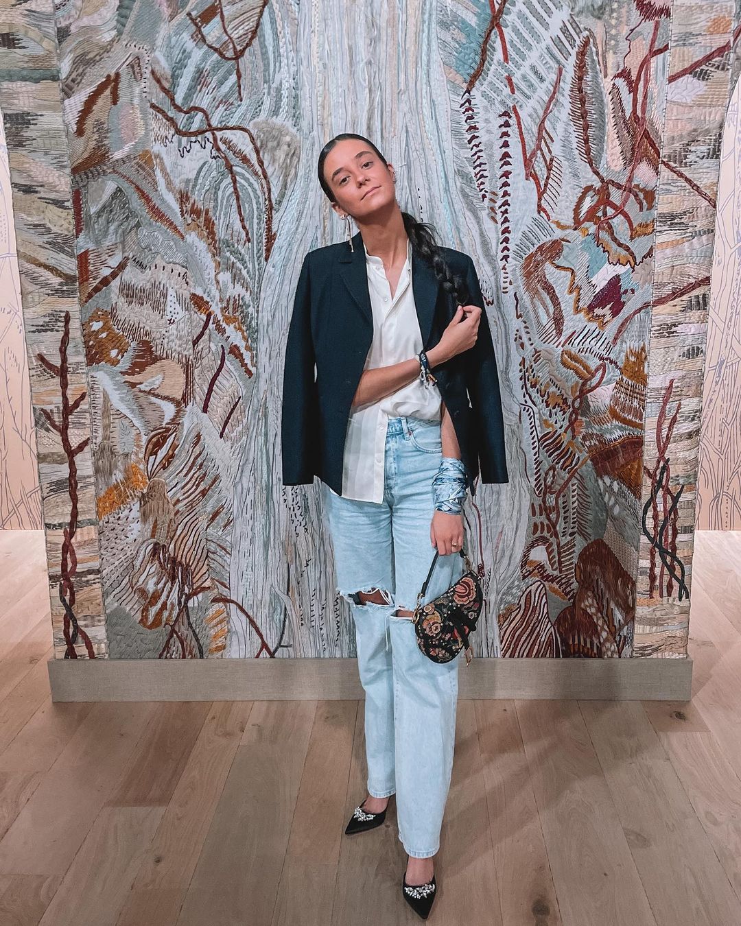 Lejos de apostar por un sofisticado vestido, Victoria Federica hizo su debut en la Semana de la Moda de París con vaqueros rotos, dejando muy claro cuál es su estilo. Fue en el desfile de Dior, y complementó el look con camisa blanca, blazer por los hombros y bolso Saddle de la 'maison' francesa. 