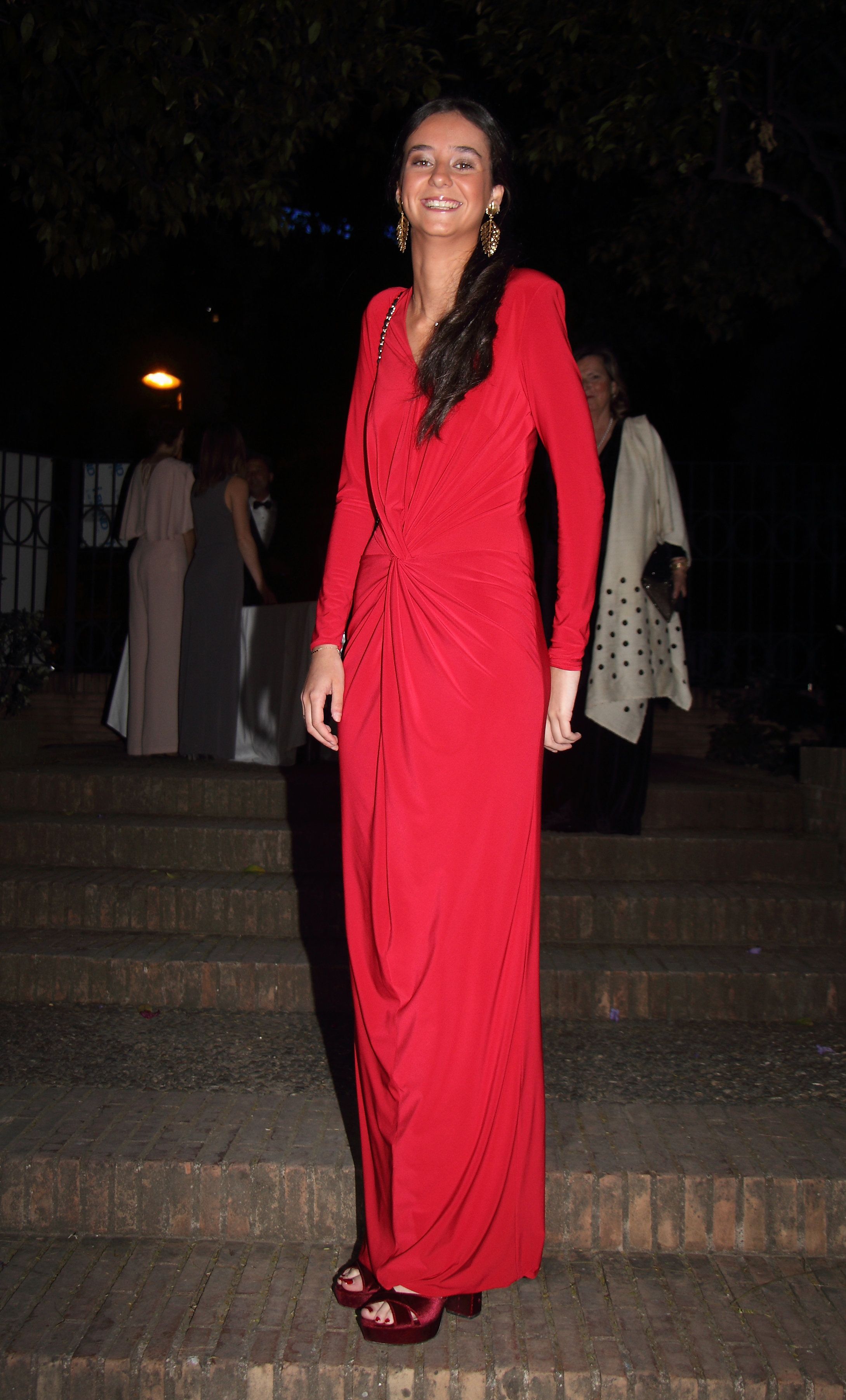 De rojo y con la firma de Vicky Martín Berrocal, este favorecedor vestido daba forma a uno de los primeros looks de noche que le vimos a Victoria Federica.