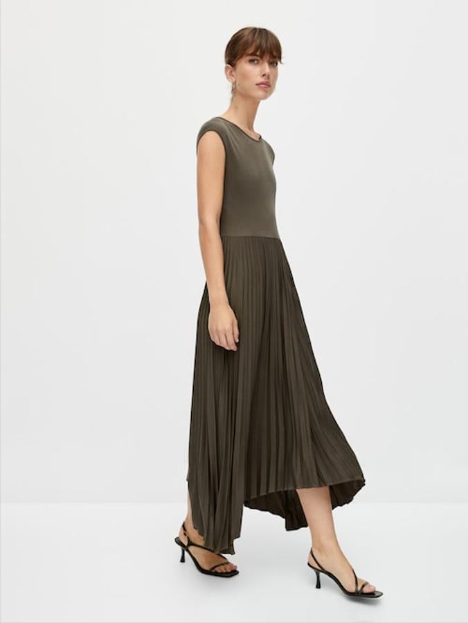De corte evasé y con la falda plisada, este vestido en color caqui con cuello redondo y cuerpo con mangas sisa tiene un precio de 59,95 euros. 