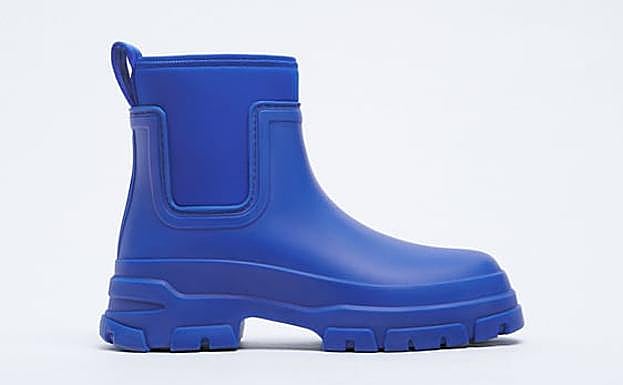 Botas azules Zara estilo británico.