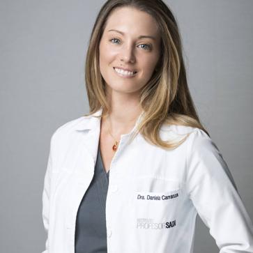 Imagen secundaria 1 - Carlos Saiz, de Carlos Saiz Smile; Daniela Carranza, de Instituto Profesor Sada, y la odontóloga Eugenia Cervantes