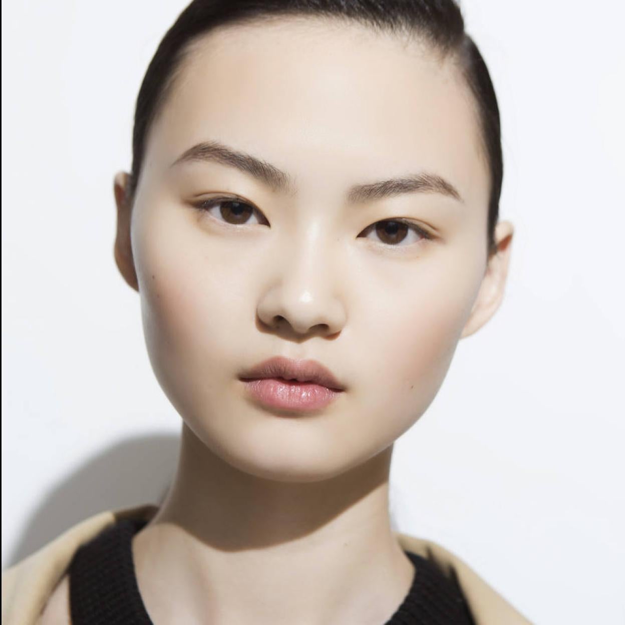 Pincha en la imagen para ver Sabemos cuáles son los sérums faciales más potentes que son como un borrador mágico para las manchas de la piel