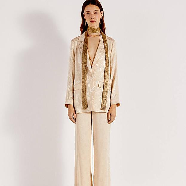 Imagen principal - Estos son los espectaculares trajes sofisticados que puedes llevar para la oficina o como look de invitada