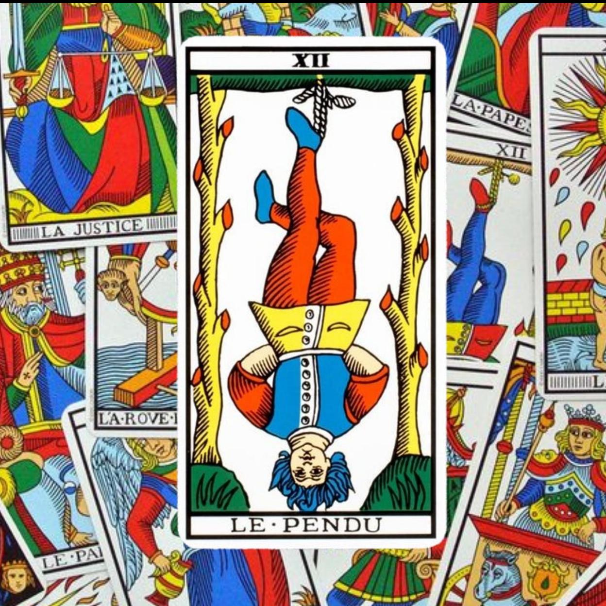La carta del Tarot de la semana: El Colgado (arcano XII) te pide generosidad, calma y pequeños sacrificios para sacar lo mejor de tu fuerza interior