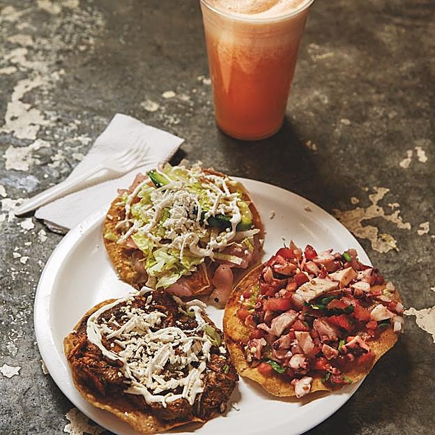 Tostadas, otra forma de disfrutar de la gastronomía mexicana con tortillas de maíz, tal y como nos enseña ¡Taco Loco!