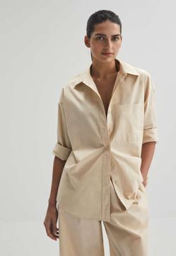 Imagen secundaria 2 - Esta camisa 100% algodón de Oysho llega en colores básicos, como el azul celeste, pero también otros tonos más inesperados, como el verde botella o el arena. Camisa oversize de manga larga Oysho (39,99 euros) 