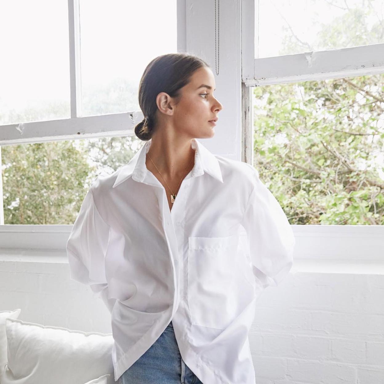 La camisa de algodón, en color blanco o azul celeste, es el básico entre los básicos. Descubre otras prendas imprescindibles para tu fondo de armario que competarán tu lista de deseos esta primavera. 