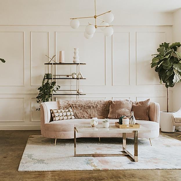 El tamaño de la alfombra debe ser acorde al tamaño del salón.