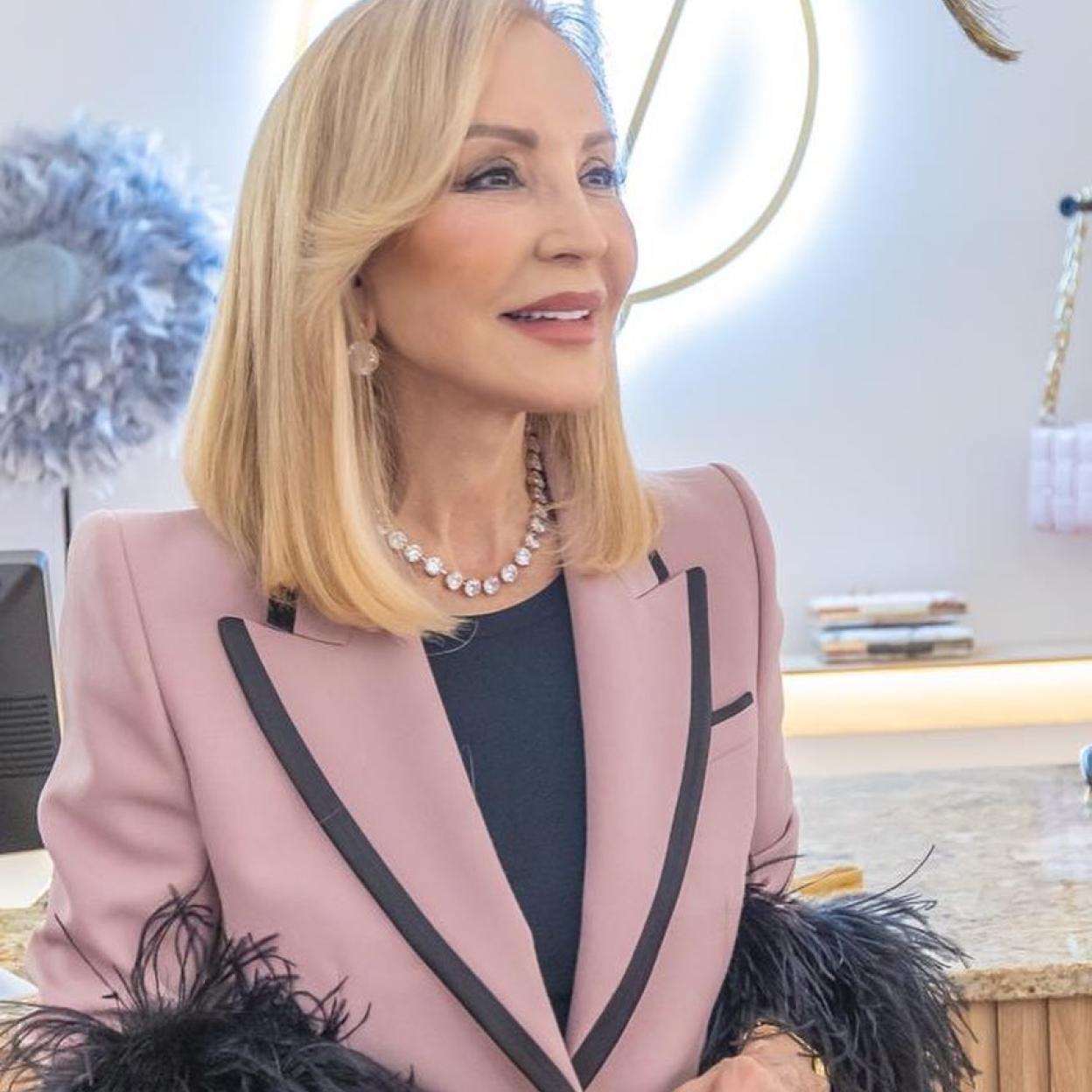 Zara tiene la copia baratísima de esta blazer de lujo tan favorecedora con la que ha arrasado Carmen Lomana en Instagram