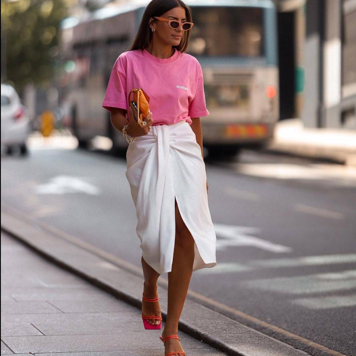 Pincha en la imagen para ver No te pierdas las faldas midi que van a arrasar esta primavera y quedan de lujo incluso con una camiseta blanca