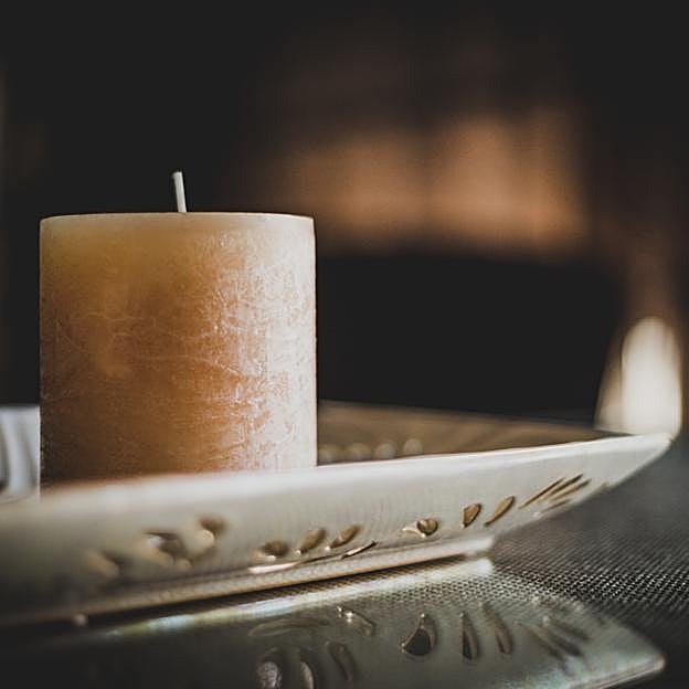 Decorar con velas para evitar el olor a cerrado.