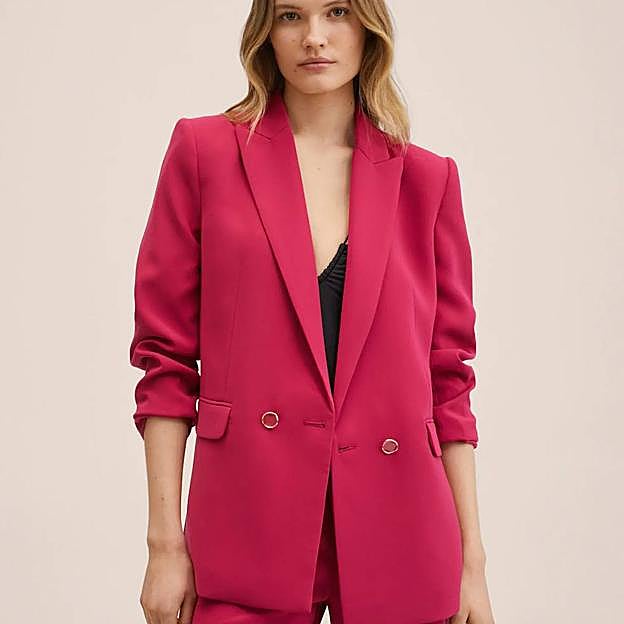 Imagen principal - El traje rosa será el uniforme más favorecedor con el que rejuvenecerás esta primavera según el street style