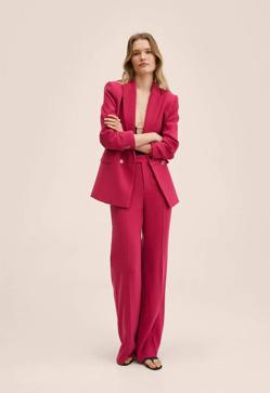 Imagen secundaria 2 - El traje rosa será el uniforme más favorecedor con el que rejuvenecerás esta primavera según el street style