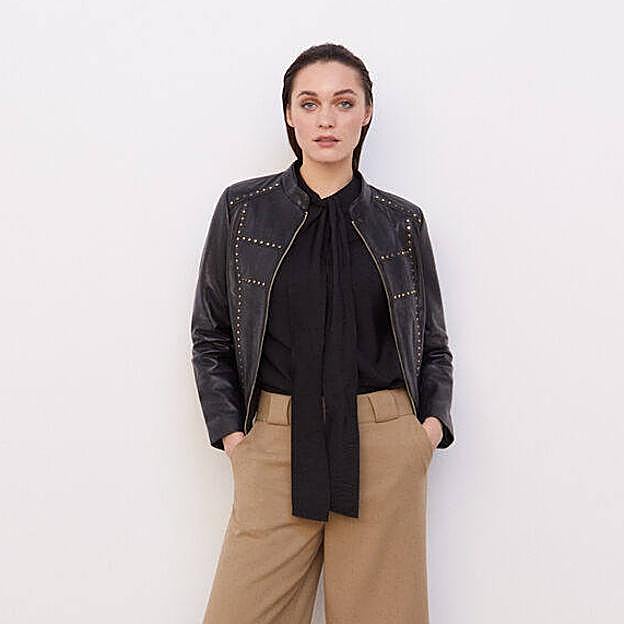 Imagen principal - La cazadora con tachelas, la biker negra y la chaqueta de piel combinada con punto