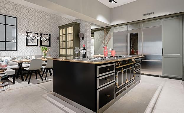 Vista de una de las cocinas de Gunni Trentino, en la que se integra un comedor.