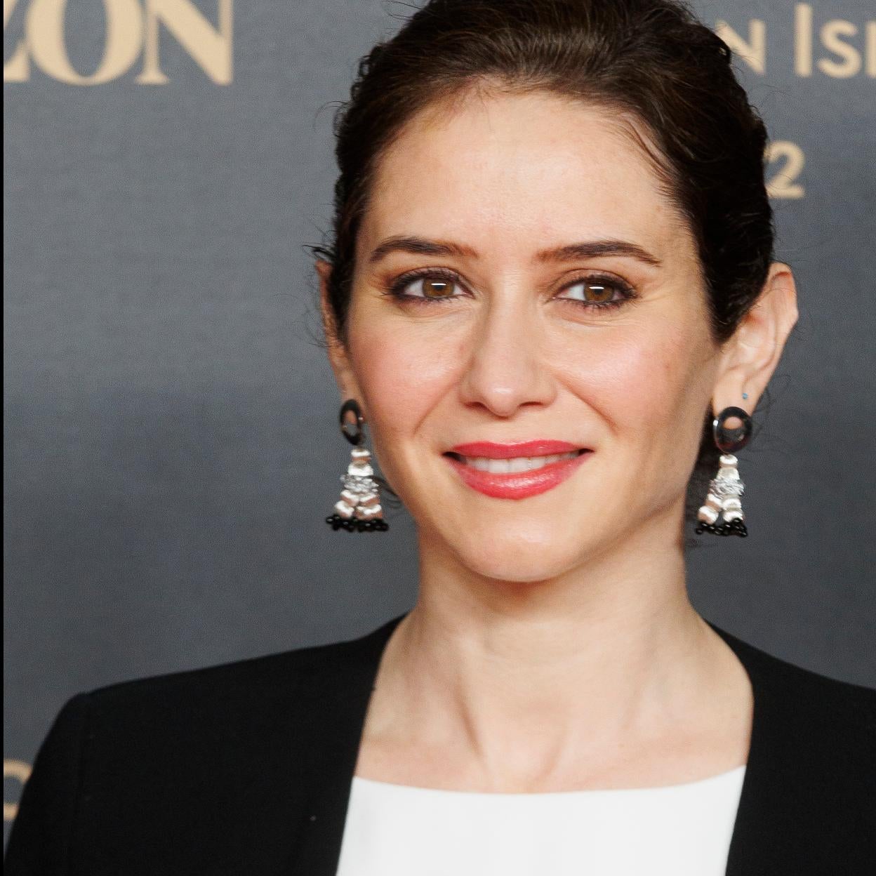 No habíamos hablado del espectacular look de Isabel Díaz Ayuso con la capa de Zara que le ha copiado a la reina Letizia