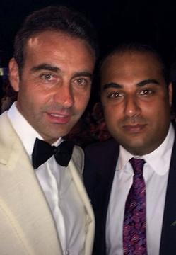 Imagen secundaria 2 - Kabir posando con famosos como Ana Obregón, Enrique Ponce y Enrique Iglesias