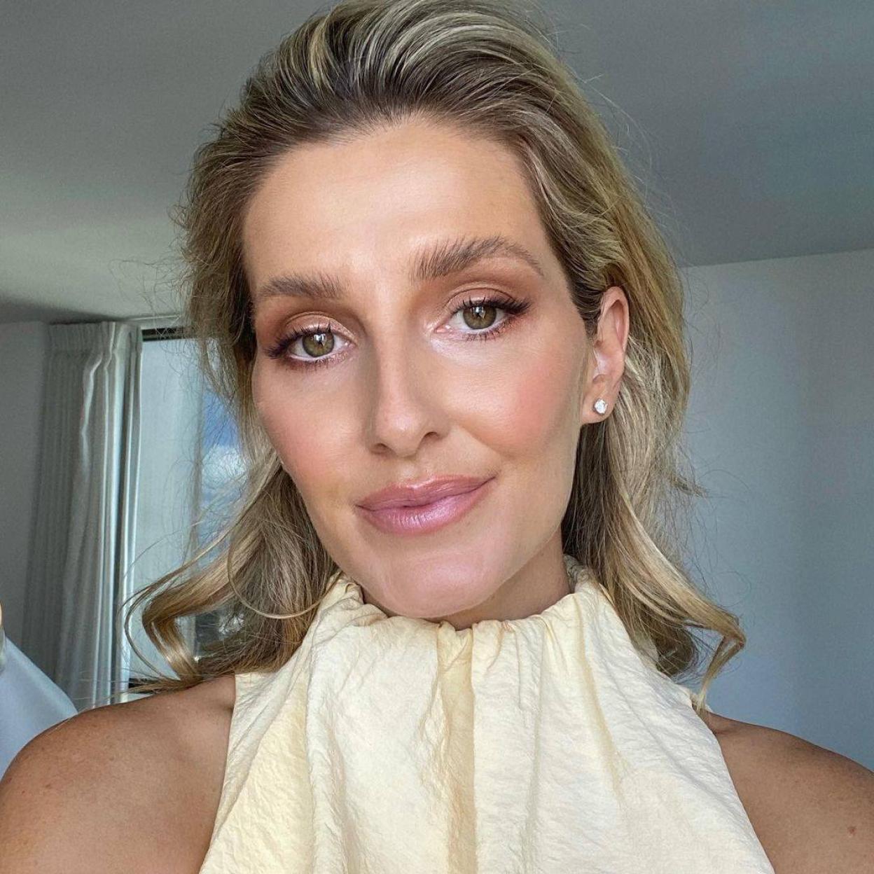 Pincha en la imagen para ver 10 bases de maquillaje de acabado natural súper ventas que lo disimulan todo: de arrugas y manchas a granitos y rojeces