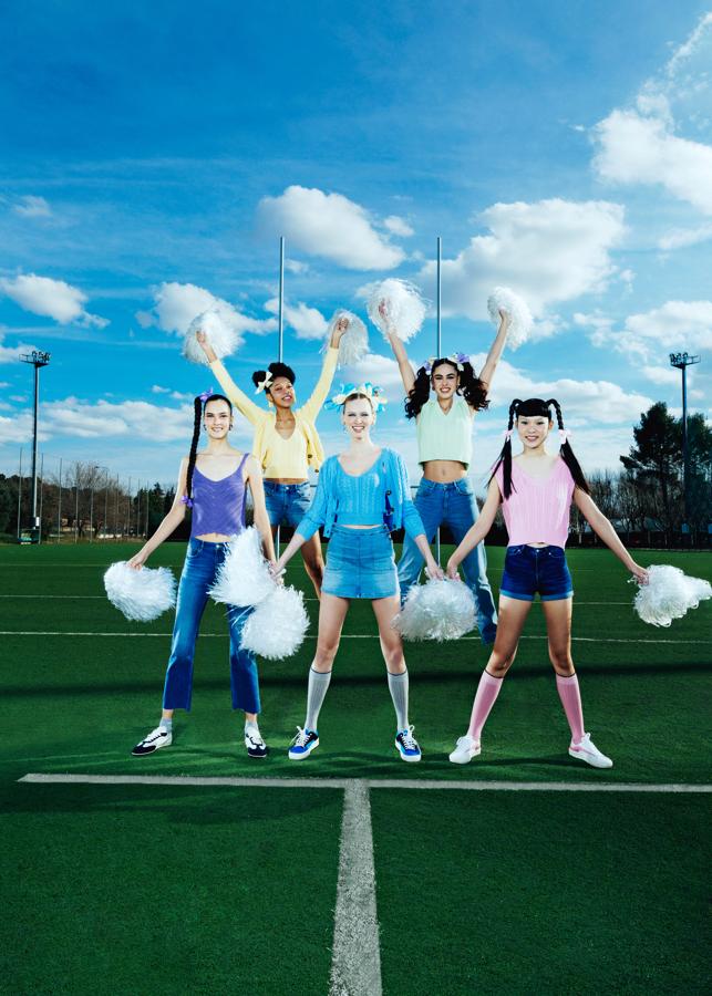 De izq. a dcha., top y jeans de Easy Wear en El Corte Inglés, zapatillas de Marni y pendientes de Swarovski. Chaqueta y top Easy Wear y shorts de Green Coast, ambos en El Corte Inglés; zapatillas de Celine, calcetines de Calzedonia y pendientes de Swarovski. Chaqueta y top de Easy Wear y falda de Green Coast, ambos en El Corte Inglés; zapatillas de By Far, calcetines de Jimmy Lion y pendientes de Swarovski. Chaleco y jeans de Easy Wear en El Corte Inglés; y pendientes de Versace. Chaleco de Easy Wear y shorts de Green Coast, ambos en El Corte Inglés; zapatillas de By Far, calcetines de Jimmy Lion y pendiente de Bimba y Lola.
