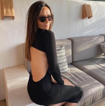 Imagen secundaria 1 - Este vestido negro asimétrico con detalles  cut out  de Pull & Bear será tu comodín para el entretiempo. Vestido midi de Pull & Bear (25,,99 euros) 