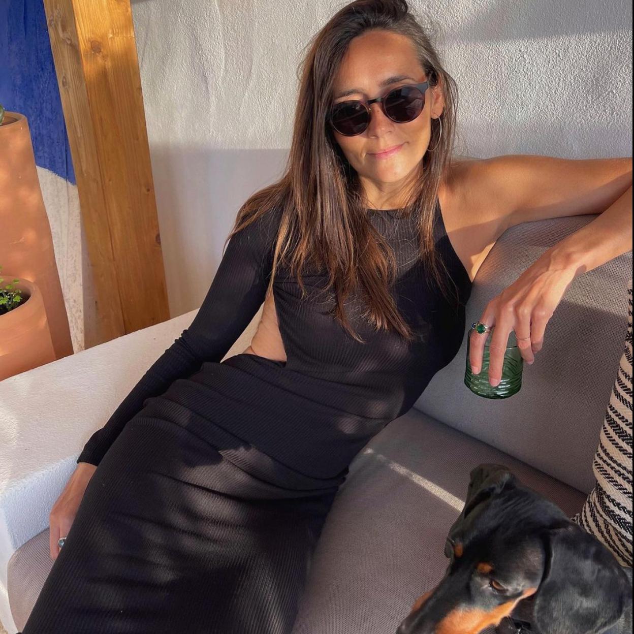 Nunca se tienen suficientes vestidos negros en el armario pero este diseño de Pull & Bear marcará la dfferencia. Descubre otros vestidos de nueva colección que no puedes dejar escapar. 