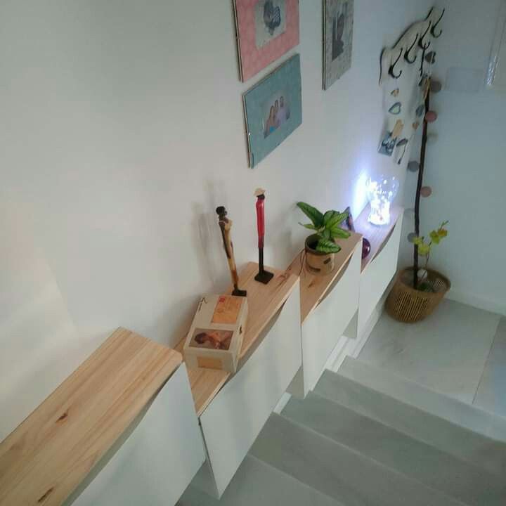 Aprovecha el hueco de la escalera para conseguir espacio extra de almacenamiento: tan sencillo como colocar el zapatero Trones escalonado y superponerle una lámina de madera con el acabado que mejor encaje con la decoración de tu casa. 