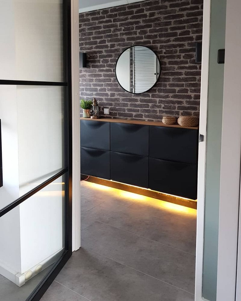 Nos encanta cómo queda este mueble de salón creado con seis módulos del zapatero trones, una balda de madera superpuesta y un aplique de luz lez en la zona baja.