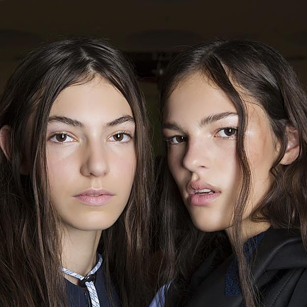 Miel de Manuka, el activo antiedad más versátil que revitaliza la piel apagada y combate las arrugas del contorno de ojos