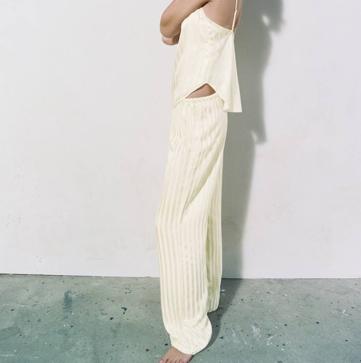 Imagen secundaria 1 - La chaqueta de punto más elegante de la temporada que parece de lujo es esta Mango que causa sensación en Instragam y llevarás en un look parisino de diario