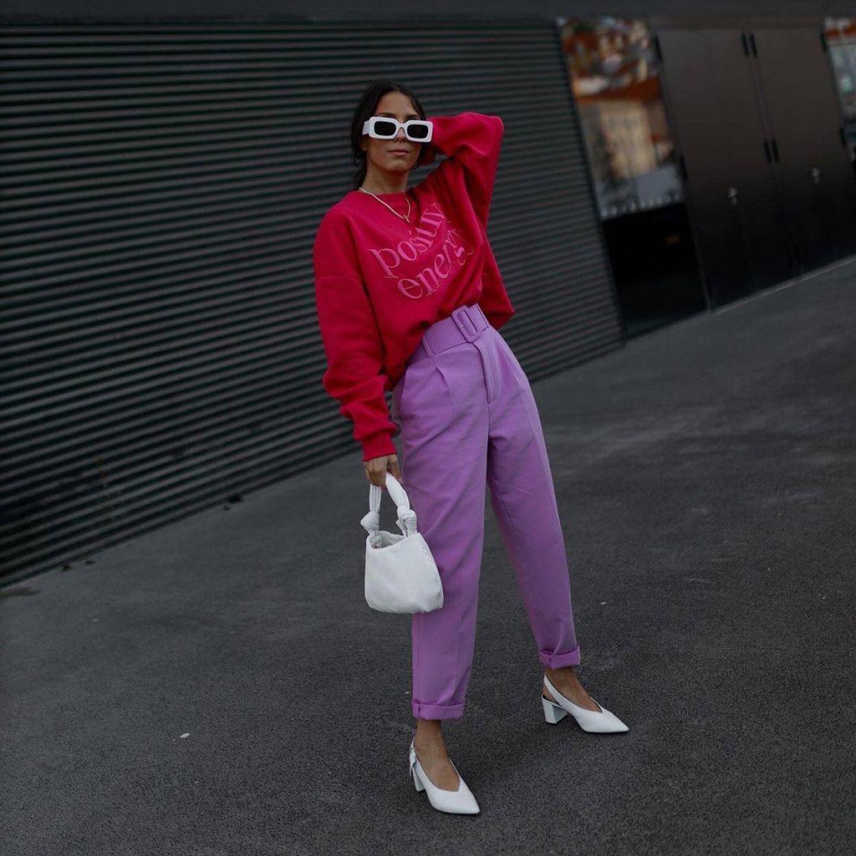 Pincha en la imagen para ver Las sudaderas que van a arrasar porque rejuvenecen y elevan todos tus looks son estas (y no vas a poder quedarte solo con una)