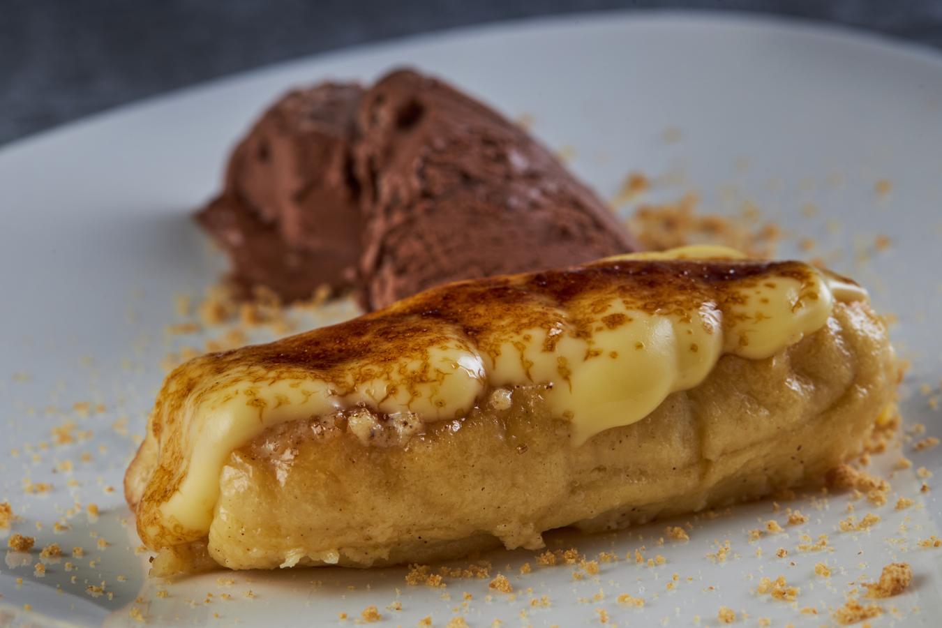 En El Jefe (Alonso Cano, 103) sí que saben. Aunque cambian cada cierto mes de inspiración culinaria (ahora hacen viajar nuestros paladares a Georgia), las buenas carnes de proximidad y las torrijas son constantes todo el año. Esta delicia está hecha a base de pan brioche macerado en leche, azúcar, canela y vainilla, crema pastelera y azúcar caramelizado. Y no vienen solas, tú eliges su acompañamiento: helado artesano de vainilla o chocolate.