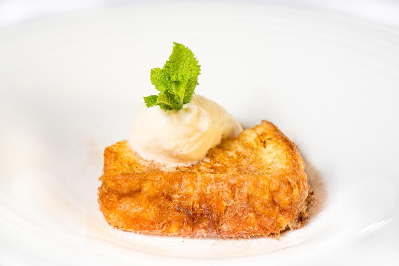 Media Ración (Beneficiencia, 15): La torrija más original -en otra de las acepciones de la palabra- de la lista. Fiel a su gusto por la cocina tradicional y de siempre el chef Antonio del Álamo nos propone la torrija de siempre, servida tibia y elaborada con pan brioche en las cocinas del restaurante. 