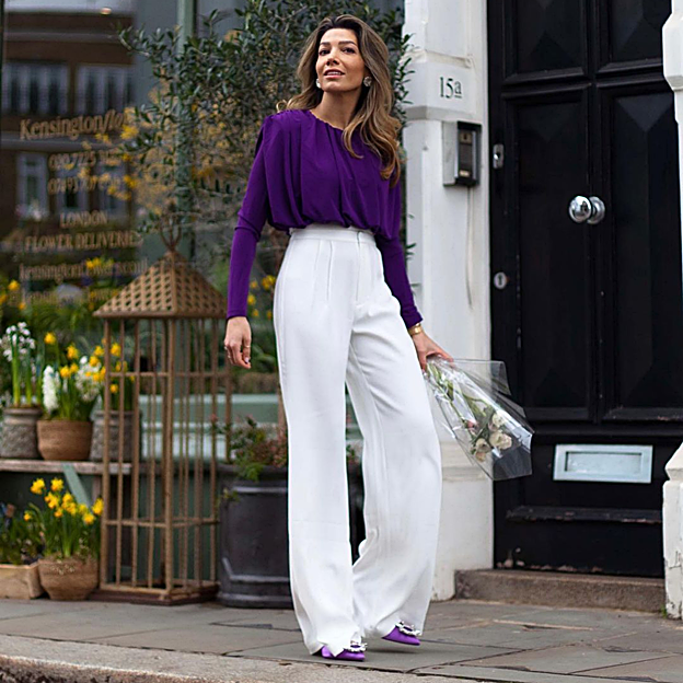 Imagen principal - Puedes llevarla en total look, con el pantalón morado que te propone Zara, o en contraste con un diseño fluido de color blanco. Blusa drapeada con hombreras de Zara (19,99 euros) 