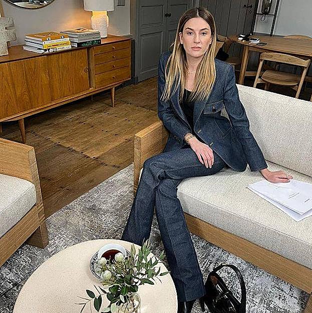 Este es el total look denim favorito de las francesas que ahora puedes copiar en el low cost para un look de oficina cómodo y con mucho estilo