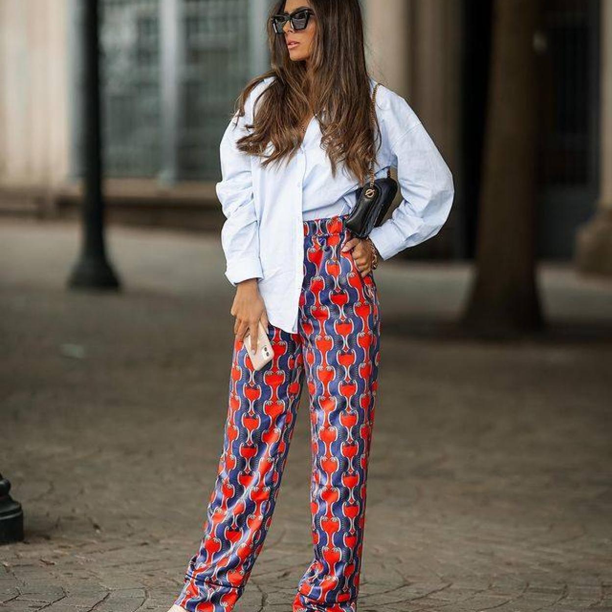 Pincha en la imagen para ver Dónde copiar la bonita y original camisa blanca de Nuria Roca y conseguir un look con pantalones negros o vaqueros perfecto