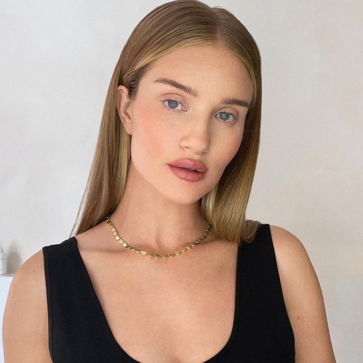 Pincha en la imagen para ver los mejores potenciadores de labios con efecto húmedo que dan volumen y rellenan de forma instantánea.