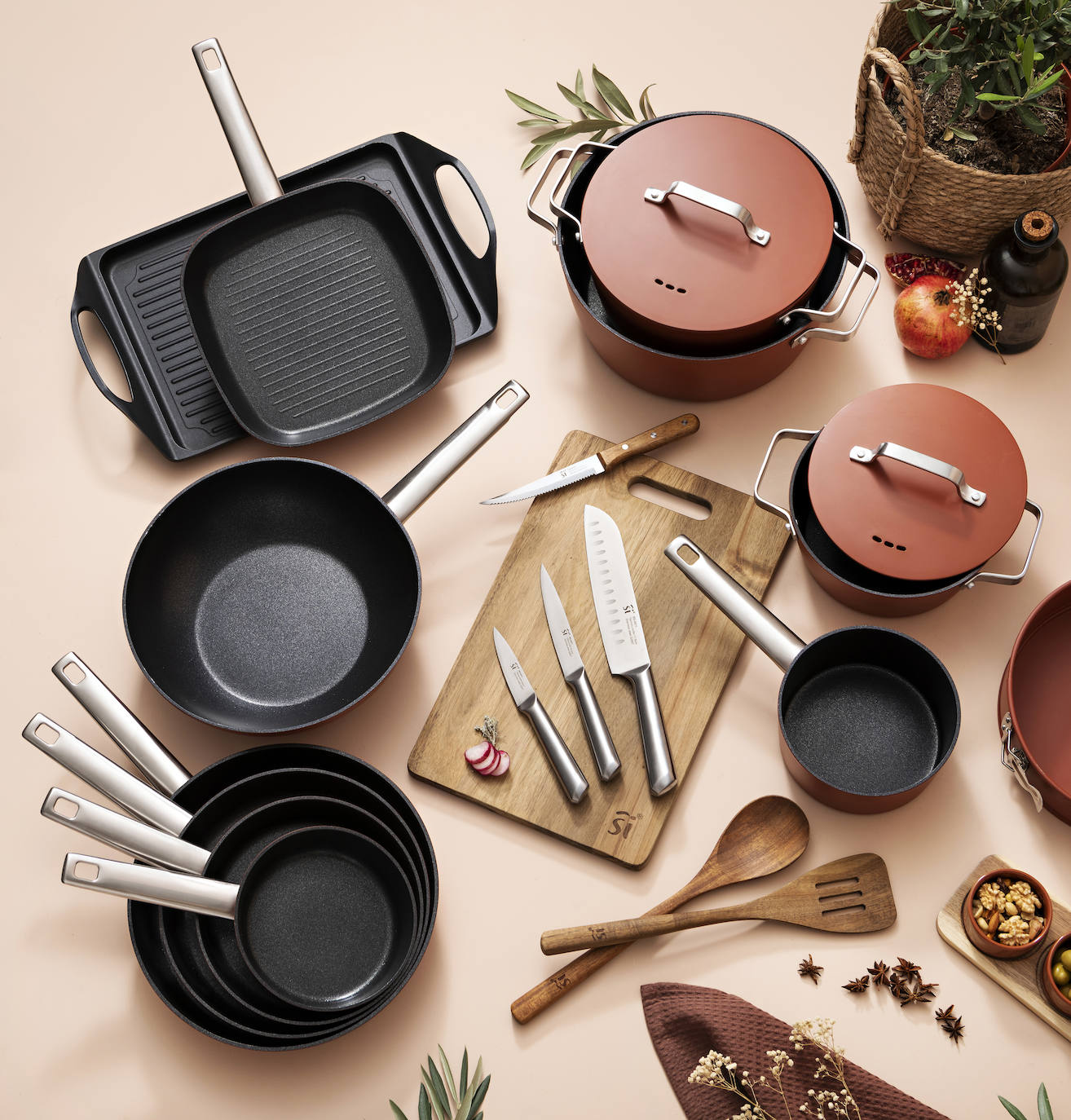 Una de las claves para conseguir recetas perfectas en la cocina es contar con buenos utensilios para su preparación. Sartenes y ollas que no se peguen, cuchillos que corten bien (que, por cierto, es con los que nunca te cortas tú), ollas y cazuelas que distribuyan bien el calor para una cocción perfecta... Y si, además de buenos, son bonitos como la colección Agros de San Ignacio, mejor que mejor. 