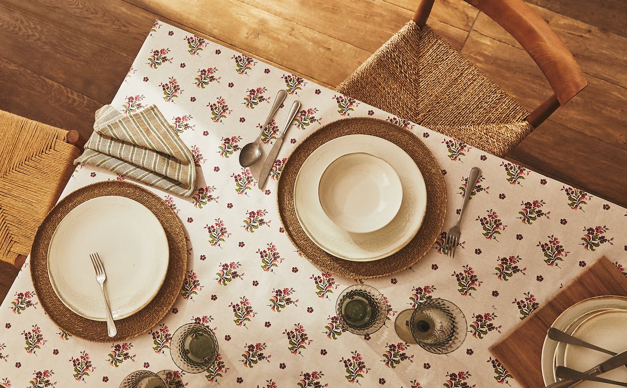Y hablando de mesas bonitas, las mantelerías juegan un papel protagonista. Es verdad que nos encantan los manteles de hilo, los bordados, las piezas joya del ajuar de nuestras abuelas... Pero también hay que ser prácticas, y hay modelos tan preciosos y cómodos como este de algodón resinado que repele el agua y es muy fácil de limpiar de Zara Home (29.99 euros).