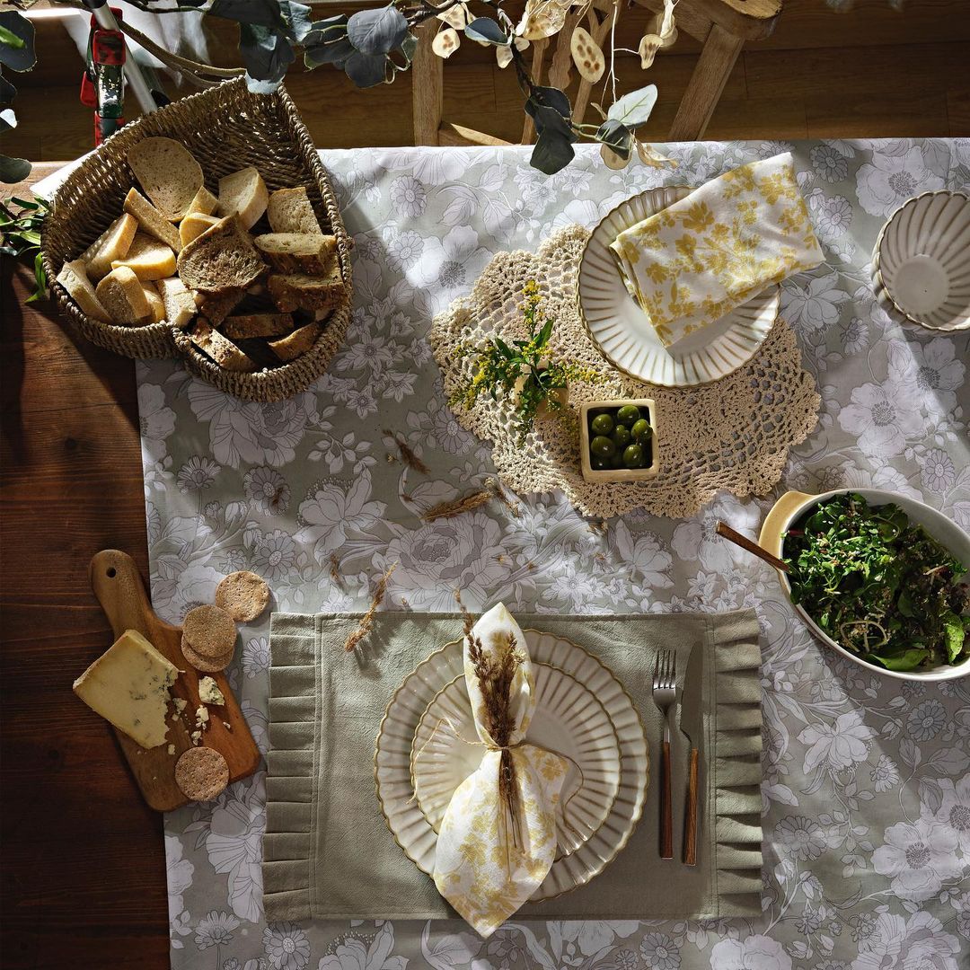 Vestir la mesa es un arte que se practica. El objetivo es disfrutar en el proceso con la misma ilusión con la que homenajeas a tus invitados. Pero decorar una mesa elegante y llena de tendencias no es caro, y la mejor prueba son estos platos de porcelana baratísimos de Primark Home (4.50 euros).