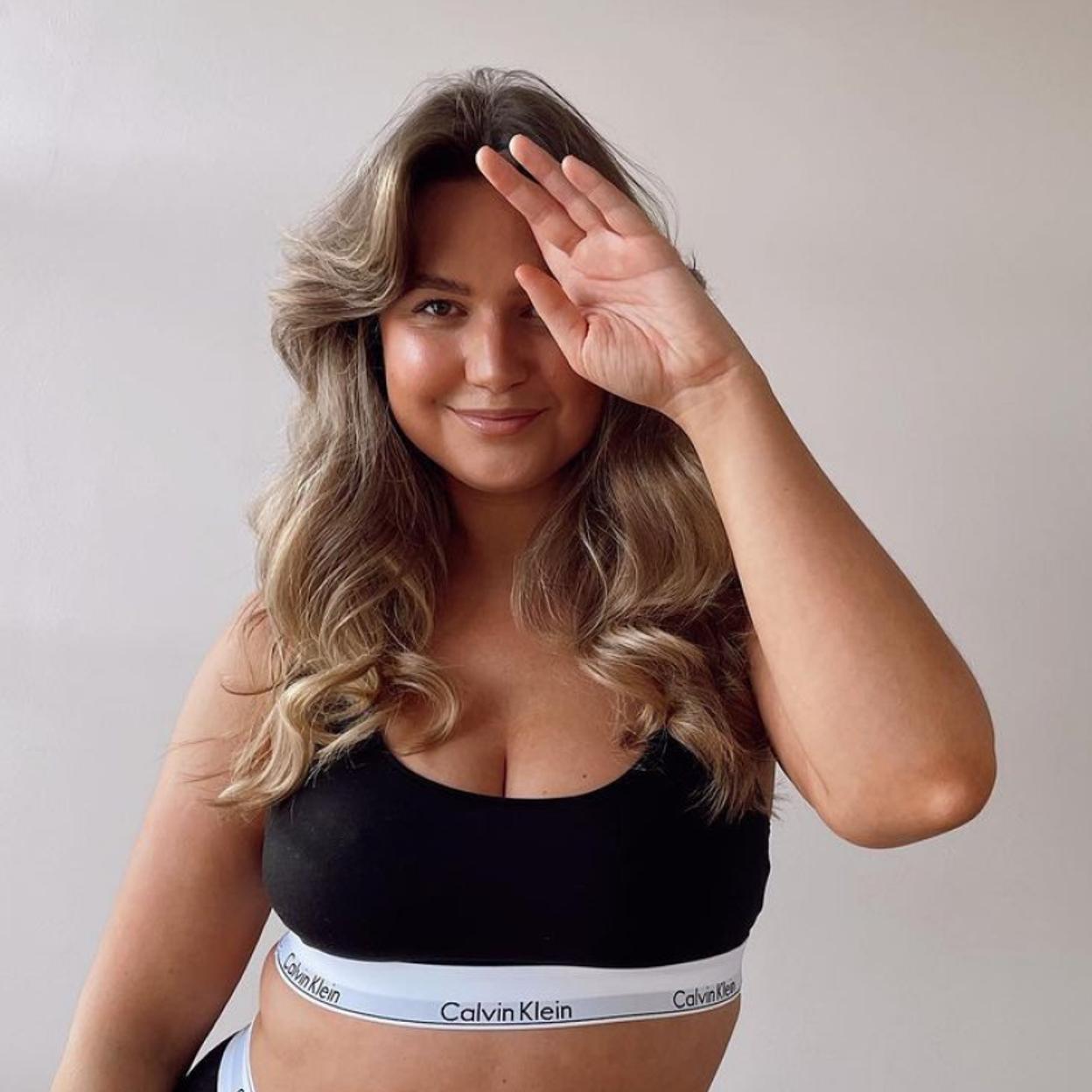 Pincha en la imagen para conocer los cosméticos super ventas de las marcas de farmacia favoritas de los dermatólogos para un efecto buena cara. 