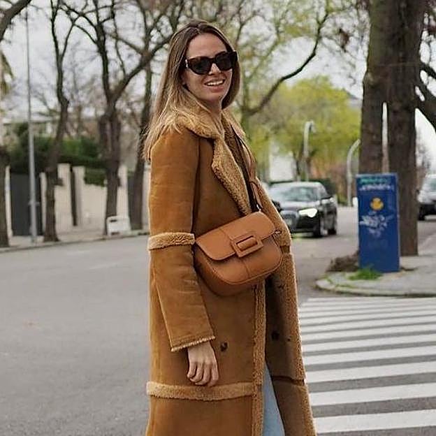 Tenemos el bolso de color camel made in Spain que ha conquistado Instagram porque es práctico, atemporal y combina con todo