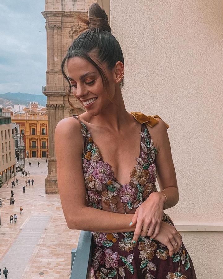 Clara Alvarado escogió la versión noventera dejando sueltos los mechones delanteros.