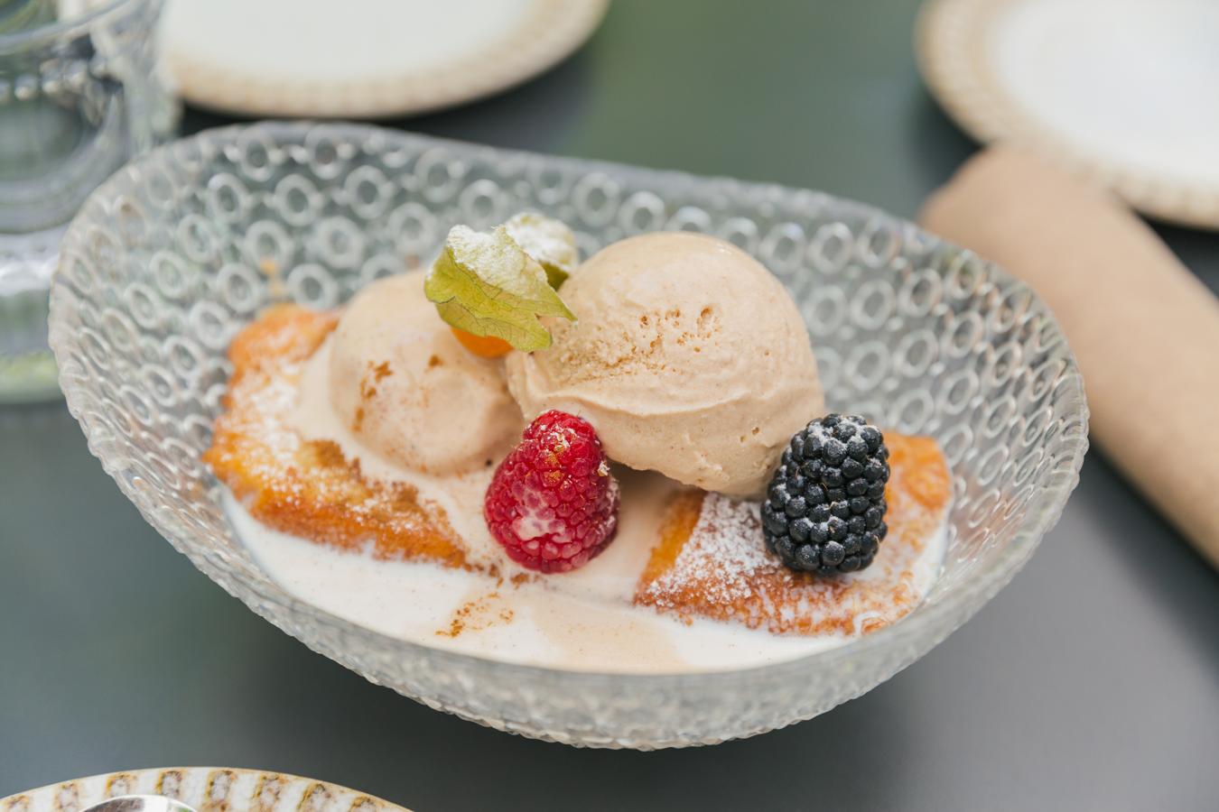 Todo en El hombre pez va de fusión (no en vano su propuesta combina la gastronomía india con la cántabra), también las torrijas. Su propuesta: elaborar este dulce tradicional tomando como base otro, el sobao pasiego de Cantabria. Llega al comensal flotando sobre una crema de leche infusionada, azahar y con la compañía de una bola de helado de canela. Además, lo sirven durante todo el año.