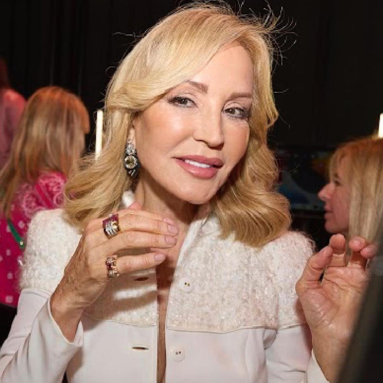 El vestido midi camisero de Carmen Lomana que puedes comprar baratísimo en Zara y que rejuvenece cualquier look