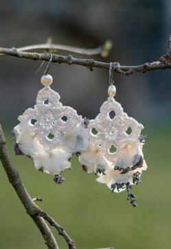 Imagen secundaria 2 - La pulsera Pandora Moments con charms de la colección de primavera de la firma, el broche Mosca de Platonic Jewels y los pendientes Hortensia de Leyma Boutique Floral
